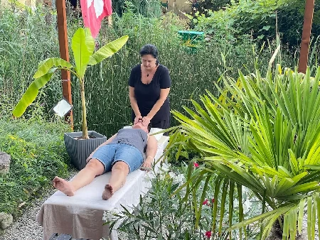 Reiki-Behandlung im Garten bei Esther-Energie