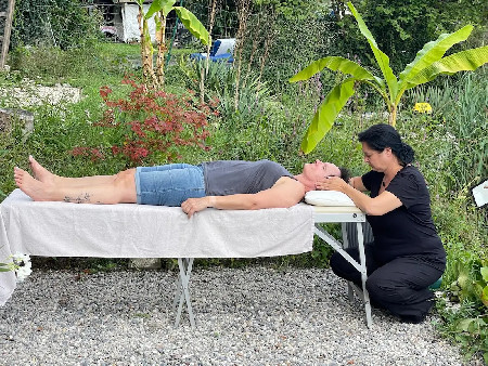 Achtsame Reiki-Sitzung im Garten